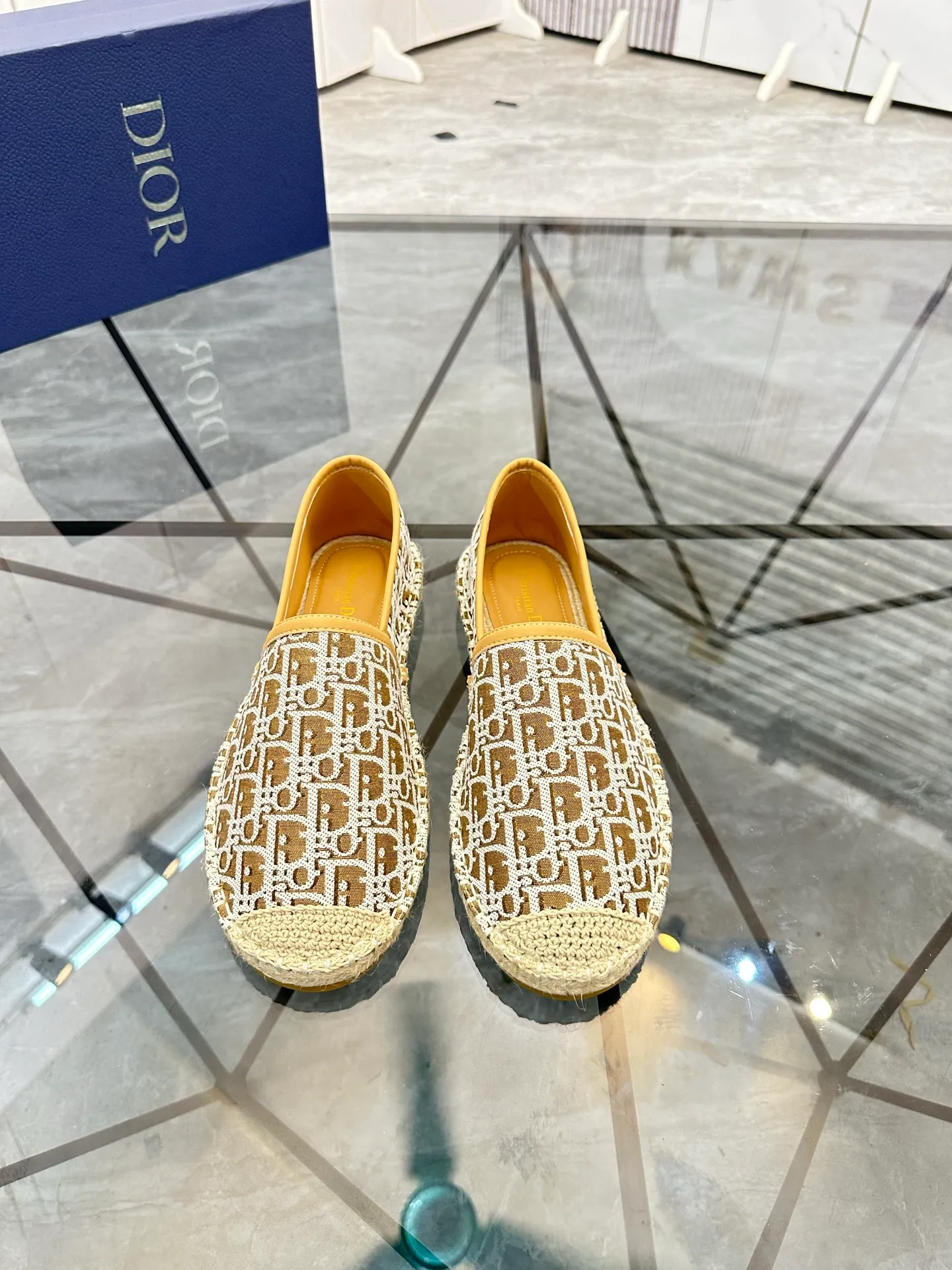 Men's shoes for sale 💰: 💰P400¥ Product trademark: Dior* "Dior*" low-top fisherman's shoes Regular size: 38-44 (can be customized to 37.45) Product materials: imported cowhide leather upper spliced ​​with original fabric, sheepskin lining, original outsole. Number: 1023